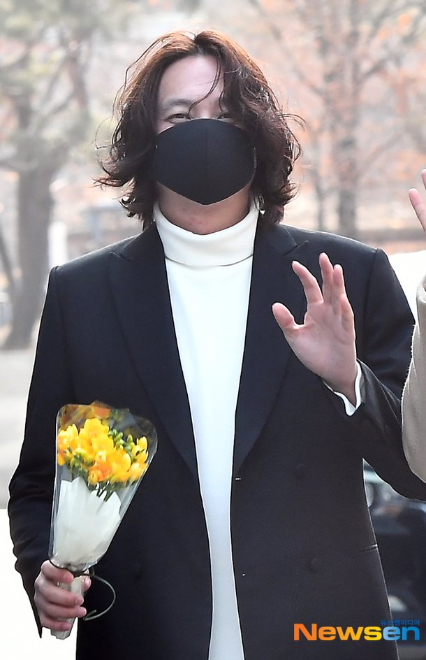 윤채 (사거리 그오빠) '스타일리시한 출근길 손인사' [포토엔HD] : 네이트 연예