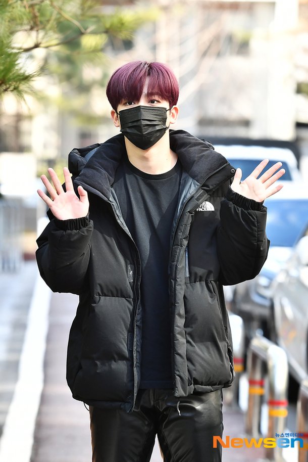 위아이 김요한 '흡입력 넘치는 손인사' [포토엔HD] : 네이트 연예