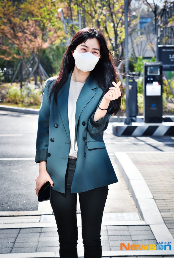 강지영 아나운서 '출근길 하트 포즈만 봐도 멋져~'[포토엔HD] : 네이트 연예