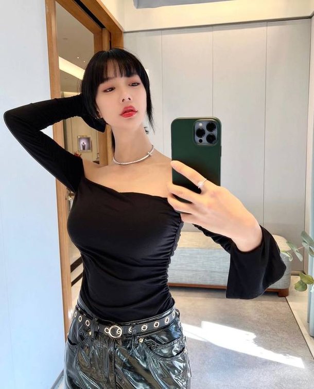'재미교포♥'클라라, 대륙의 여신 글래머 몸매+화려한 이목구비 '감탄' : 네이트 뉴스