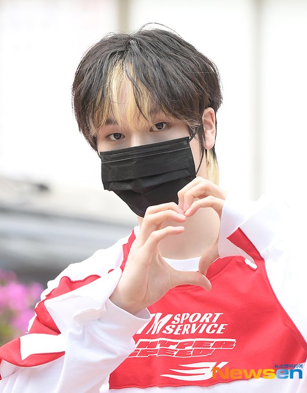 BAE173 도현, 마성의 눈빛으로 인사 [포토엔HD] : 네이트 연예