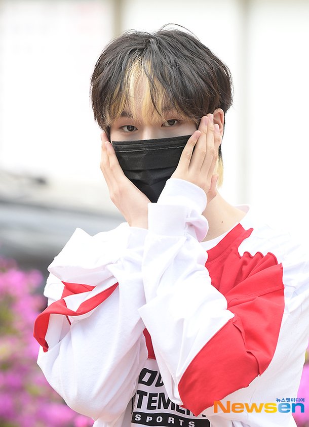 BAE173 도현, 눈 부시게 스윗한 꽃받침 [포토엔HD] : 네이트 연예