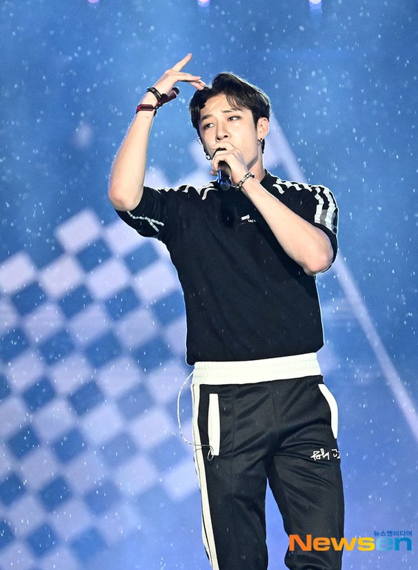 스트레이키즈 방찬, 빗속을 뚫는 멋짐 [포토엔HD] : 네이트 연예
