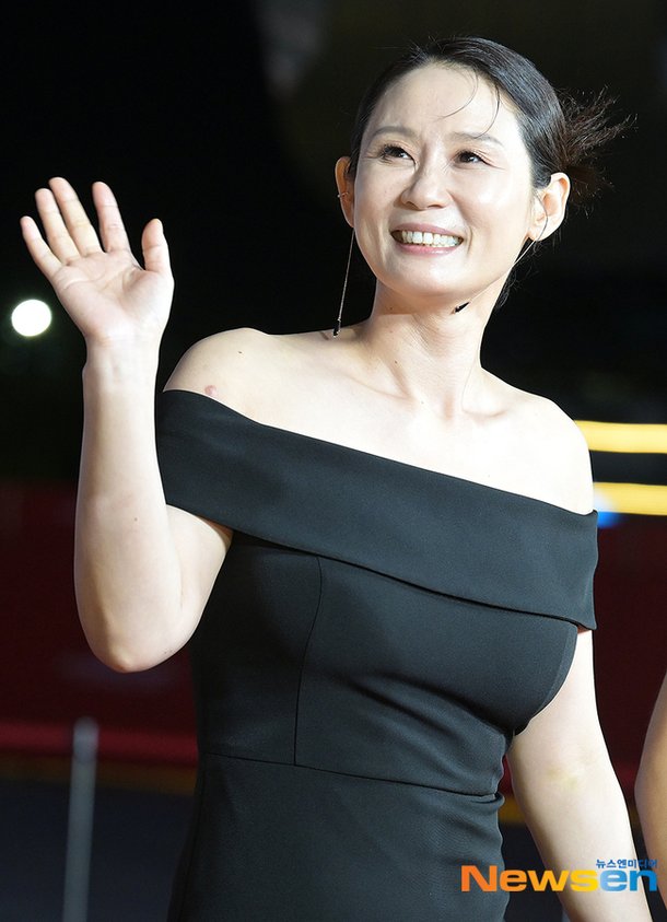 김선영, 부산영화제 레드카펫 너무 신나요[포토엔HD] | 네이트 연예