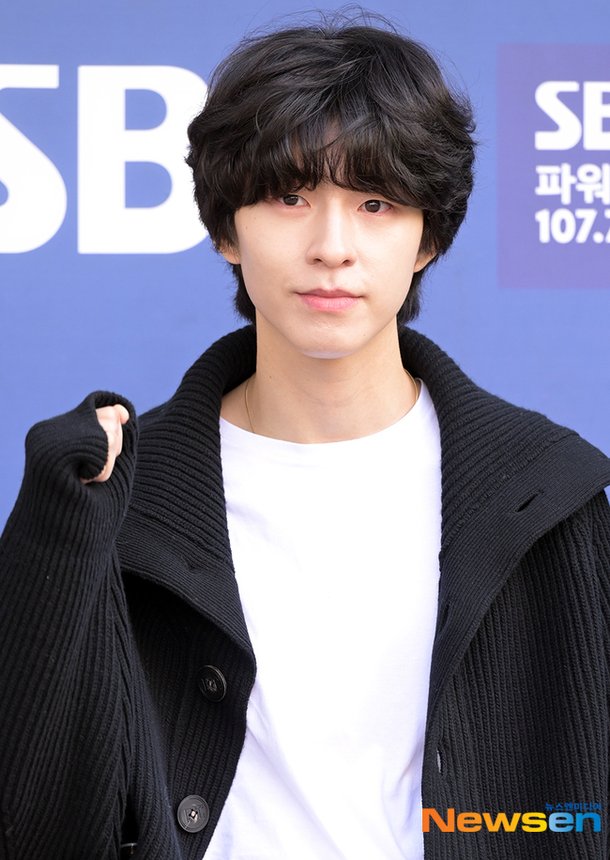 홍경, 미소년 비주얼[포토엔HD] : 네이트 연예