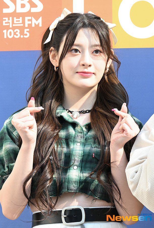 스테이씨 세은, 도도한 하트 [포토엔HD] : 네이트 연예