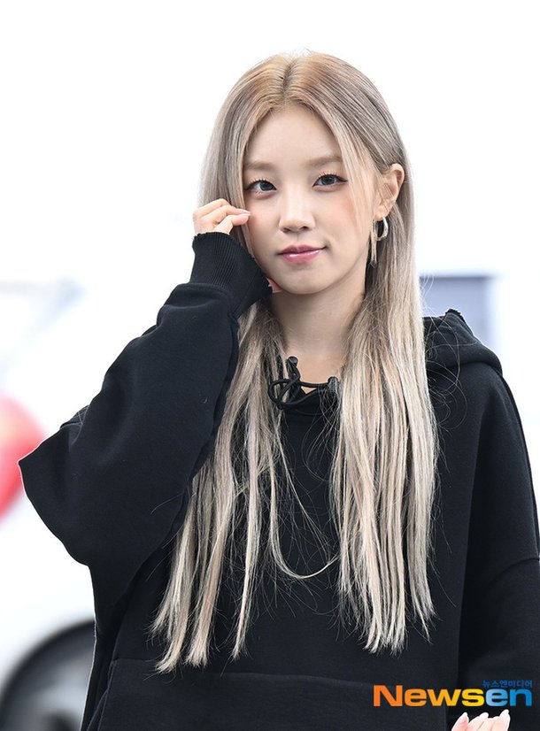 (여자)아이들 우기, 인형미모로 볼하트 [포토엔HD] : 네이트 뉴스