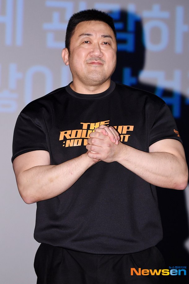 마동석 '900만 앞두고 주먹 불…