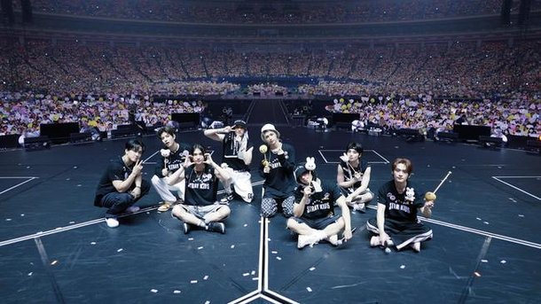 스트레이 키즈, 4세대 보이그룹 최초 日 4대 돔 투어 성황…7만6천 관객 열광 : 네이트 연예
