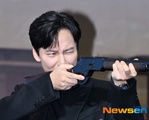 김남길, 실감나는 조준자세 [포토엔HD] : 네이트 연예