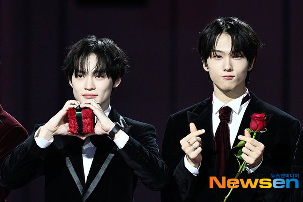 NCT드림 천러-지성, 장미꽃들고 하트 [포토엔HD] : 네이트 연예