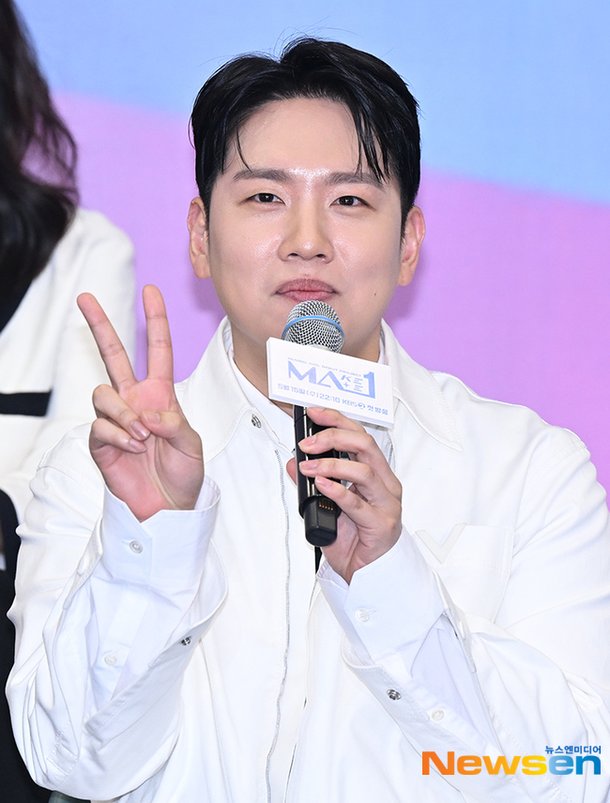 한해, 깜짝 브이하며 [포토엔HD] : 네이트 연예