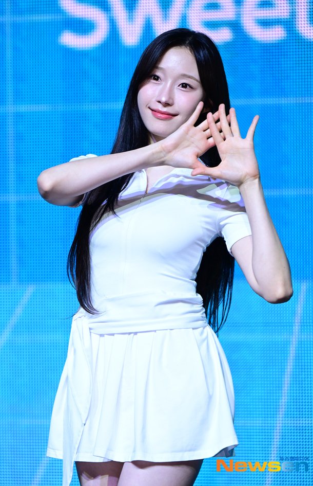 시그니처 채솔, 포인트 포즈로 인사[포토엔HD] : 네이트 연예