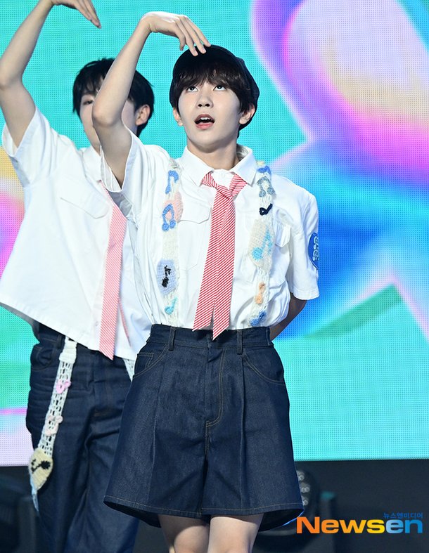 NCT위시 료, 올려다보며 [포토엔HD] | 아이돌24시 : 네이트 연예