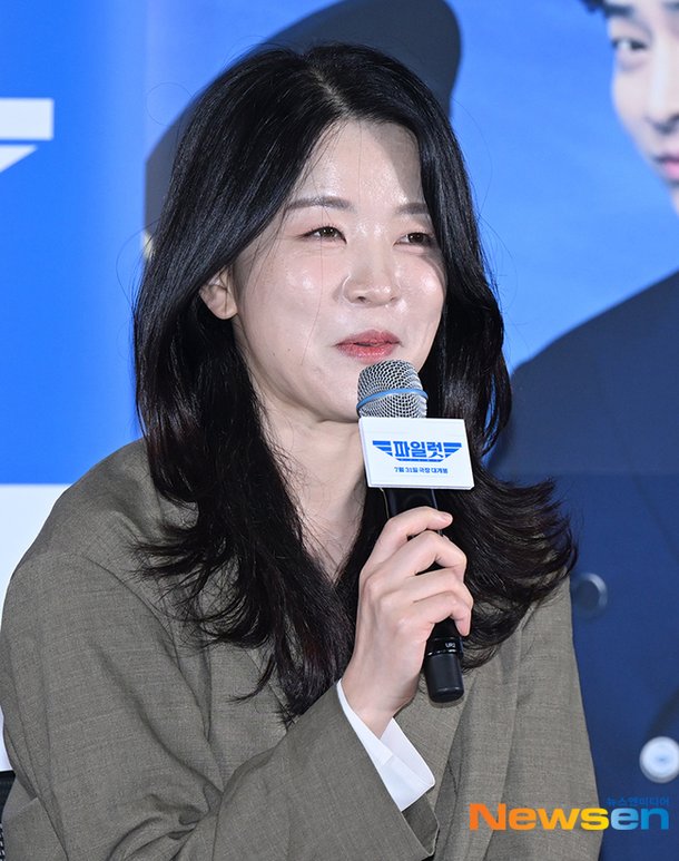 김한결 감독, 수줍게 인사 [포토엔HD] : 네이트 연예