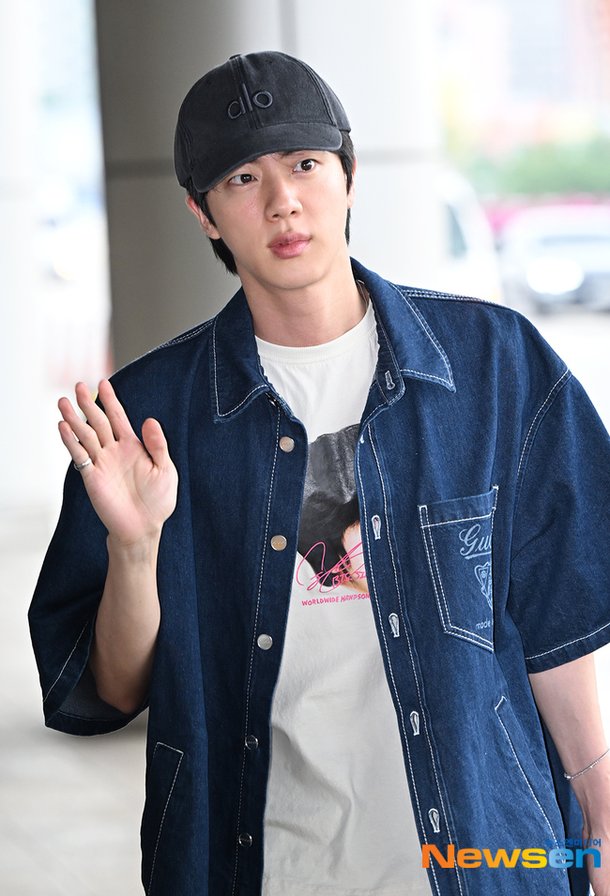 BTS 진, 설레게 만드는 출국 인사 [포토엔HD] | 아이돌24시 : 네이트 연예
