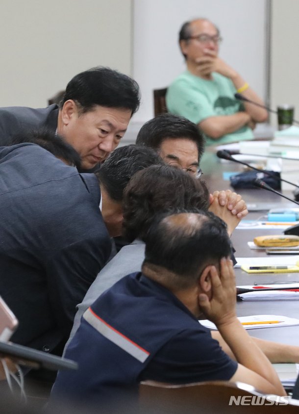 의견 나누는 사용자 위원들 : 네이트 뉴스
