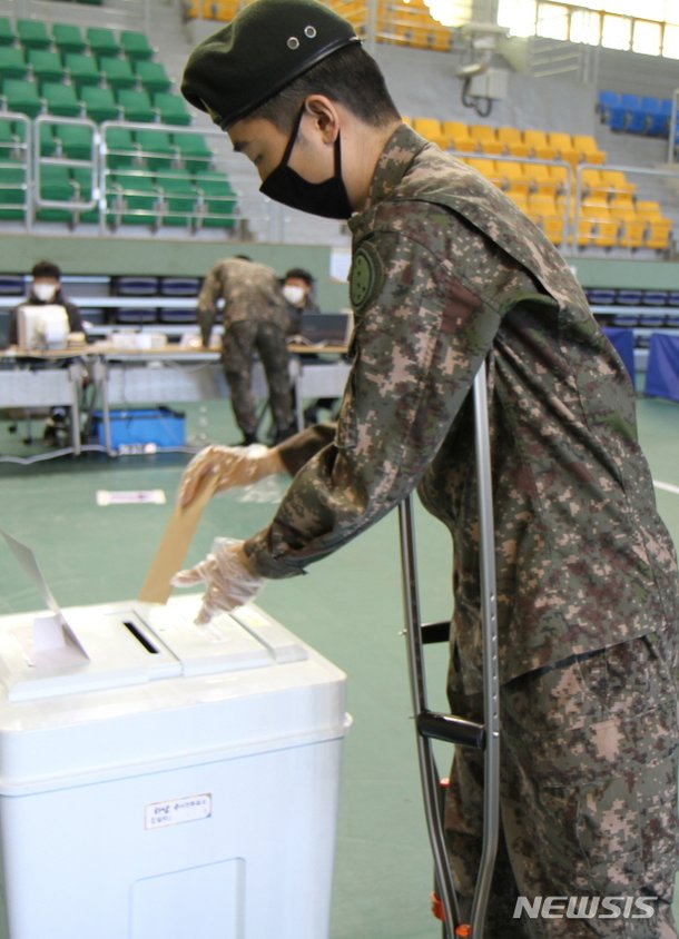 소중한 주권을 행사하는 군 장병 : 네이트 뉴스