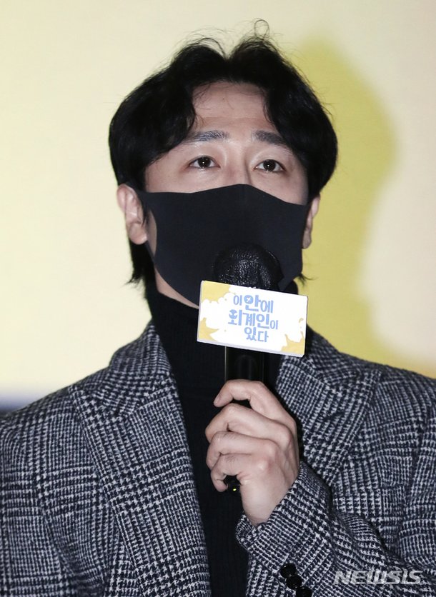 인사말하는 배우 윤진영 : 네이트 연예