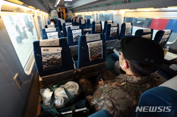 통로 좌석에 앉아 휴가 가는 군 장병 : 네이트 뉴스