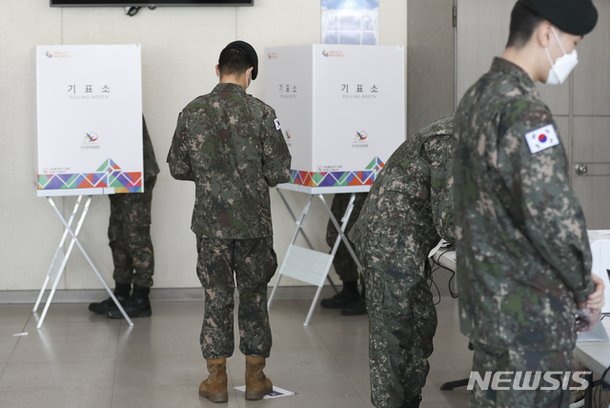 4.7 재·보궐선거 사전투표하는 군 장병들 : 네이트 뉴스