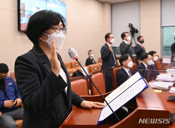국정감사 증인선서하는 윤순진 위원장 네이트 뉴스