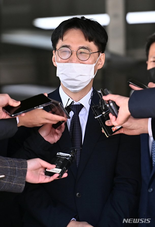 취재진 질문에 답변하는 박하영 차장검사 : 네이트 뉴스