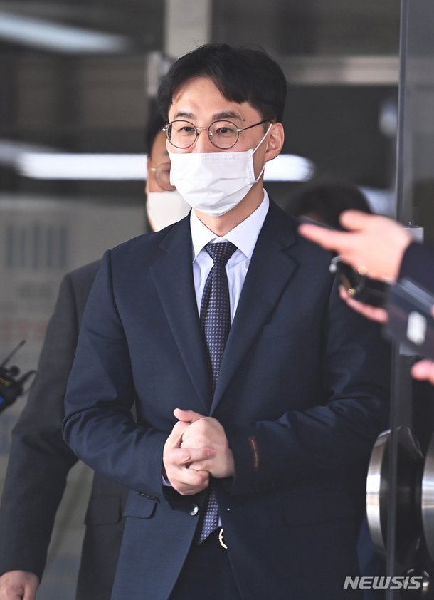 퇴임식 마치고 청사 나서는 박하영 차장검사 : 네이트 뉴스