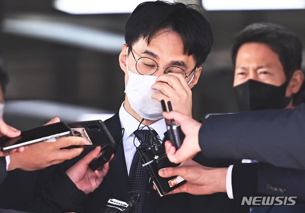취재진 질문에 답변하는 박하영 차장검사 : 네이트 뉴스