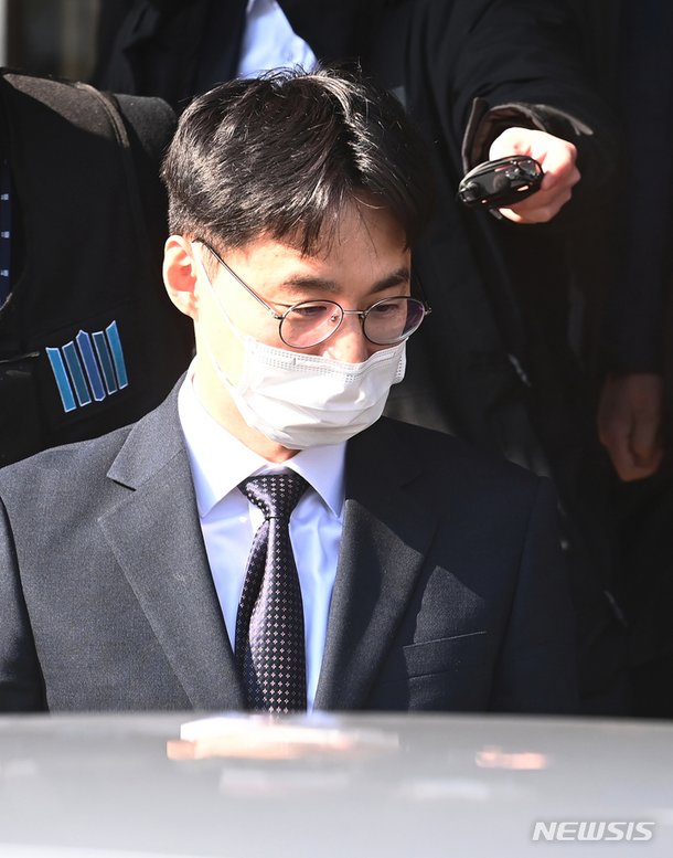 퇴임식 마치고 차량에 탑승하는 박하영 차장검사 : 네이트 뉴스