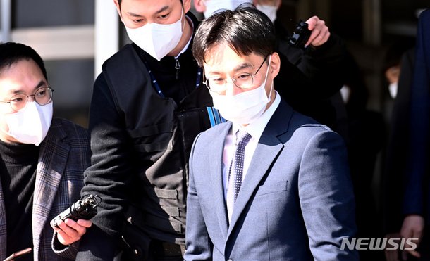 퇴임식 마치고 차량으로 이동하는 박하영 차장검사 : 네이트 뉴스