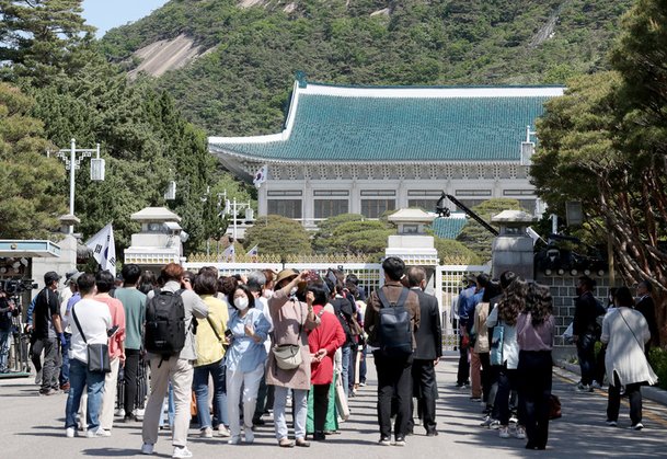 청와대 정문 개문 기념행사 기다리는 국민대표들 : 네이트 뉴스