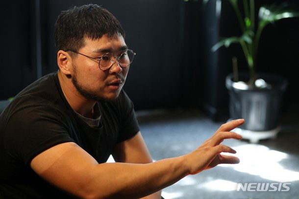 인터뷰하는 배우 한상조 : 네이트 연예