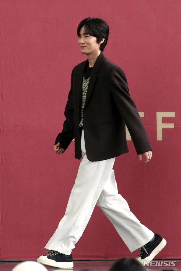 장률, 티빙 '몸값' 무대인사 : 네이트 뉴스