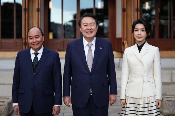 윤석열 대통령-김건희 여사, 베트남 국가주석과 기념촬영 : 네이트 뉴스 윤석열 대통령-김건희 여사, 베트남 국가주석과 기념촬영 : 네이트 뉴스