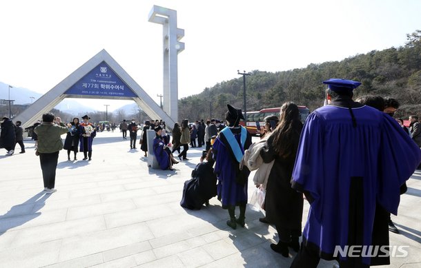서울대 정문 앞 기념촬영 행렬 : 네이트 뉴스