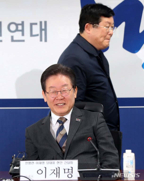 이재명 당 대표 뒤 설훈 의원 : 네이트 뉴스