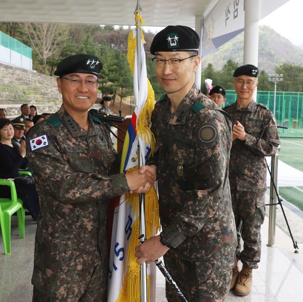 부대기 받는 강현우 신임 승리부대 사단장 : 네이트 뉴스