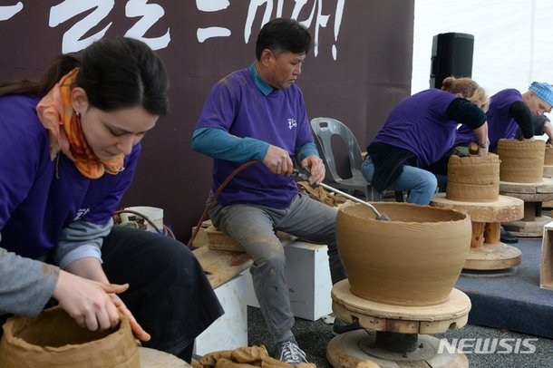 옹기만드는 외국인들 : 네이트 뉴스