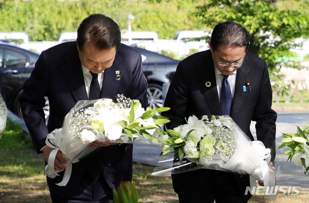 尹 기시다 총리와 한국인 원폭 희생자 위령비 공동 참배기시다 용기 기억될 것 뉴시스pic 네이트 뉴스 6276