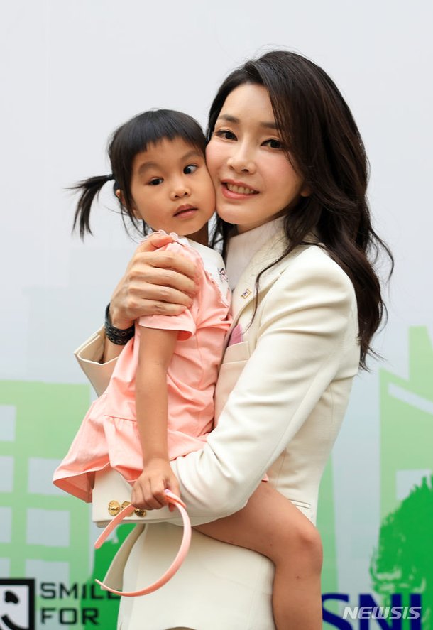 김 여사, 베트남 기형 어린이 무료수술 의료진에 