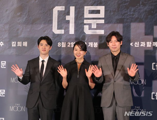 포즈 취하는 영화 '더문' 배우들 : 네이트 연예
