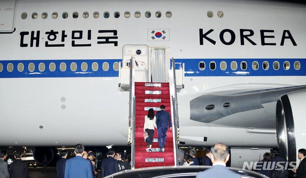 인도 순방 마치고 공군 1호기 탑승하는 윤 대통령 부부 : 네이트 뉴스