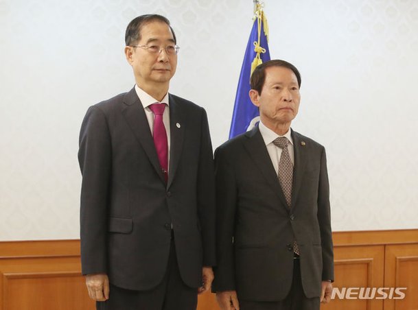 한덕수 총리, 손양영 함경도지사 임명장 수여 : 네이트 뉴스