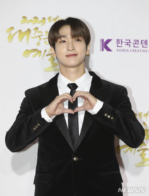손 하트하는 더보이즈 성연 : 네이트 뉴스