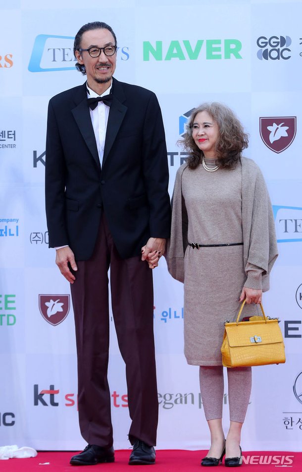 포즈 취하는 한기범 부부 : 네이트 연예