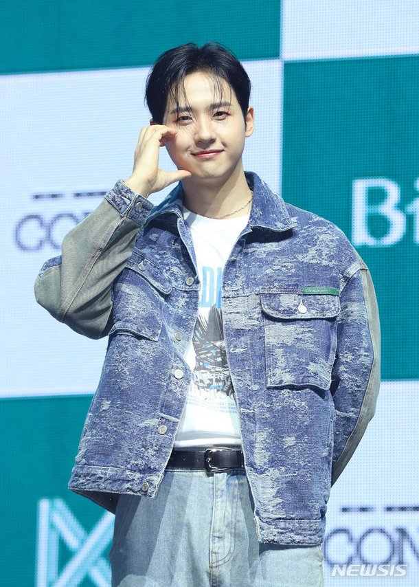 포즈 취하는 B1A4 신우 : 네이트 연예