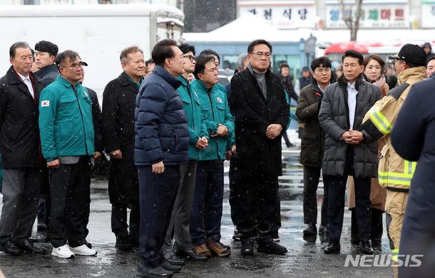 피해상황 보고받는 윤석열 대통령과 한동훈 비대위원장 : 네이트 뉴스