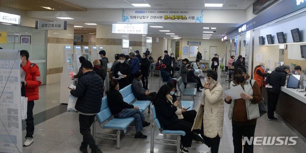 북적이는 병원 접수 창구 : 네이트 뉴스