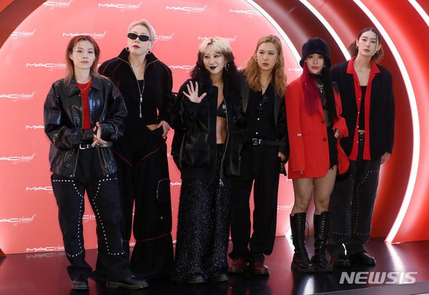 포즈 취하는 울플러 : 네이트 연예